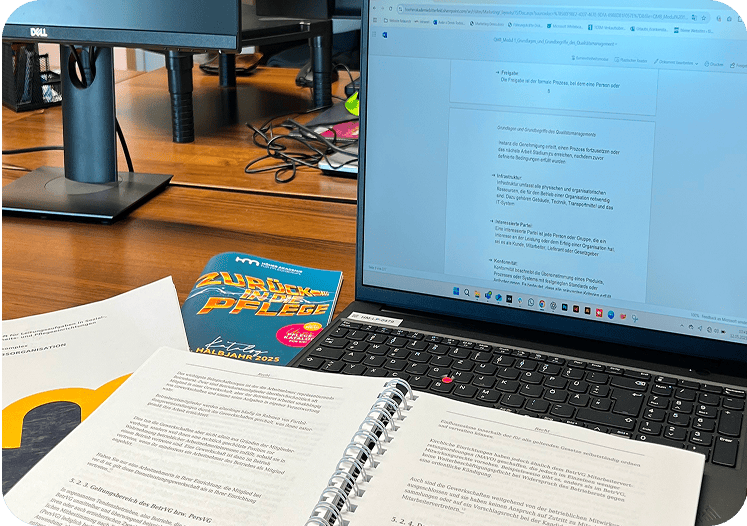 Arbeitsplatz für Weiterbildung Pflege mit geöffneten Fernlehrgangsmaterialien, Laptop und Studiendokumenten - für Pflegefachkräfte im Fernstudium