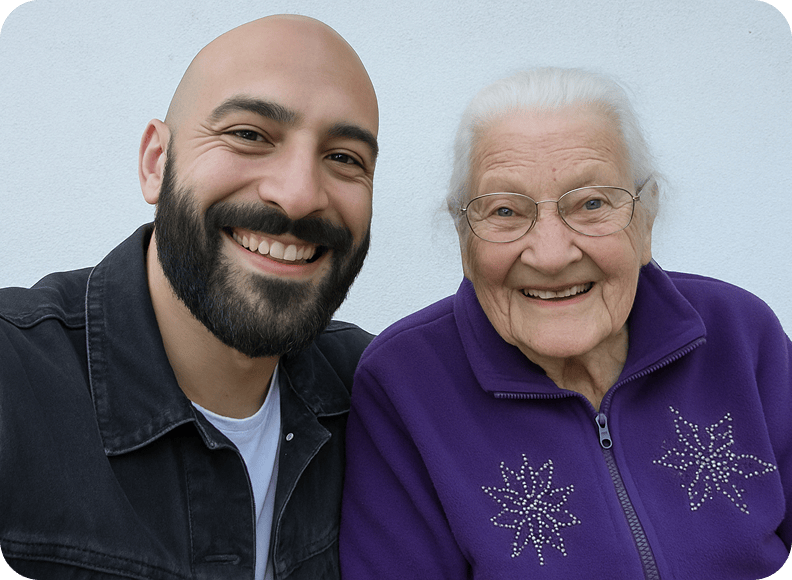 Lachende Pflegekraft mit einer Rentnerin
