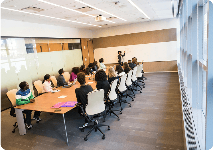 Präsenzkurs zur Weiterbildung in der Pflege – Schulung mit Teilnehmern im Seminarraum