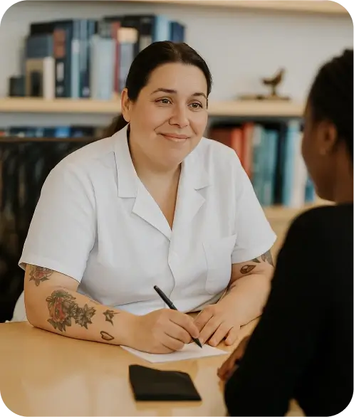 Pflegekraft im Beratungsgespräch. Eine Frau hält ein Dokument in der Hand und informiert sich über Fördermöglichkeiten und Bildungsfinanzierung.