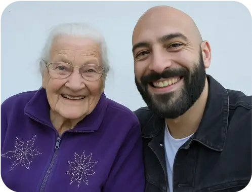 Lächelnde Pflegekraft zusammen mit einer Rentnerin