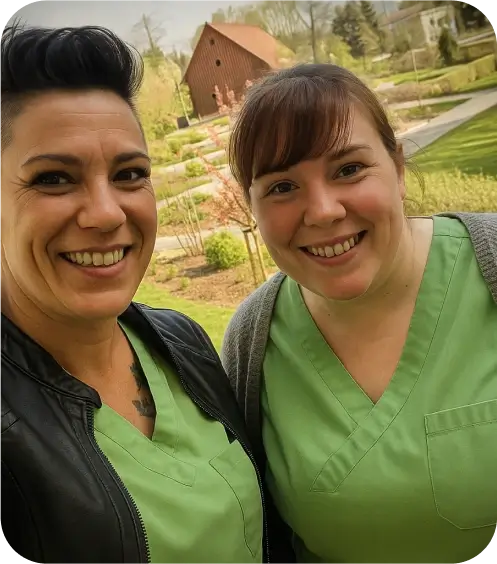 zwei Pflegekräfte freuen sich über den Abschluss ihrer Weiterbildung