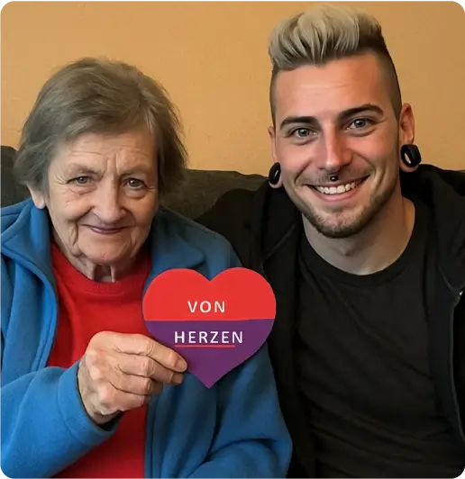 Seniorin und Pflegekraft halten "Von Herzen" Schild - HÖHER Akademie Pflegeausbildung