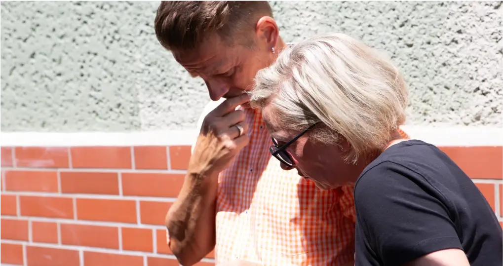 Henning zeigt Sandra unsere neuen Pflegeweiterbildungen