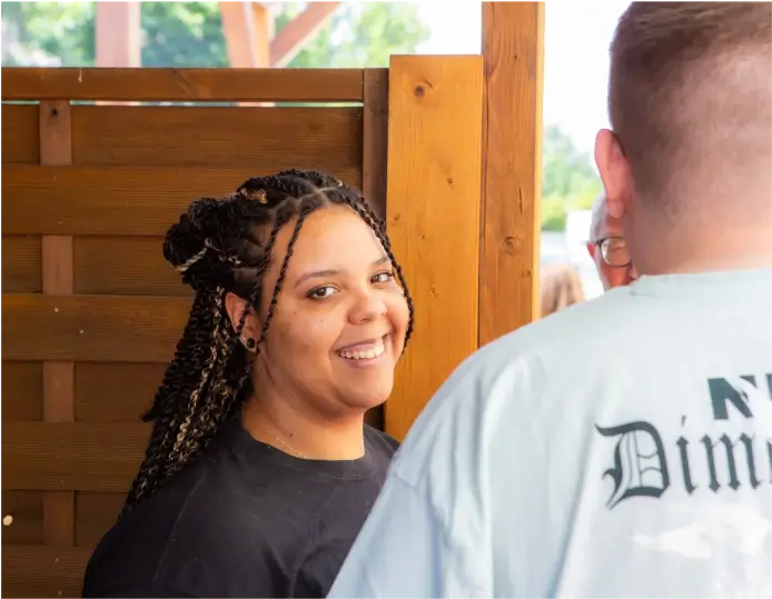 Zwei Mitarbeitende der HÖHER Akademie beim Teamevent am lachen