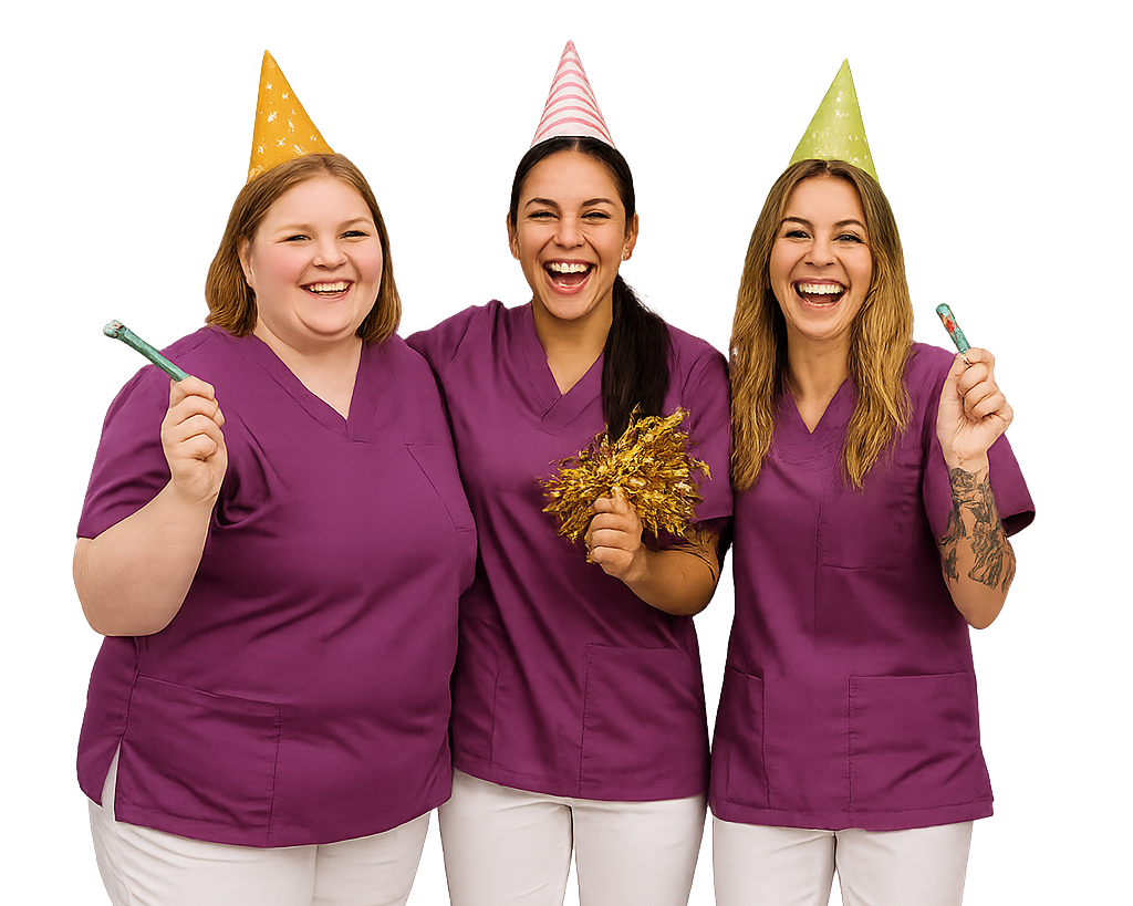 Drei Pflegekräfte die zusammen den Beitritt in die HÖHER Community feiern