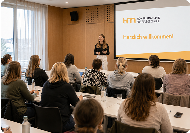 Kursraum der HÖHER Akademie mit Teilnehmenden und Dozentin