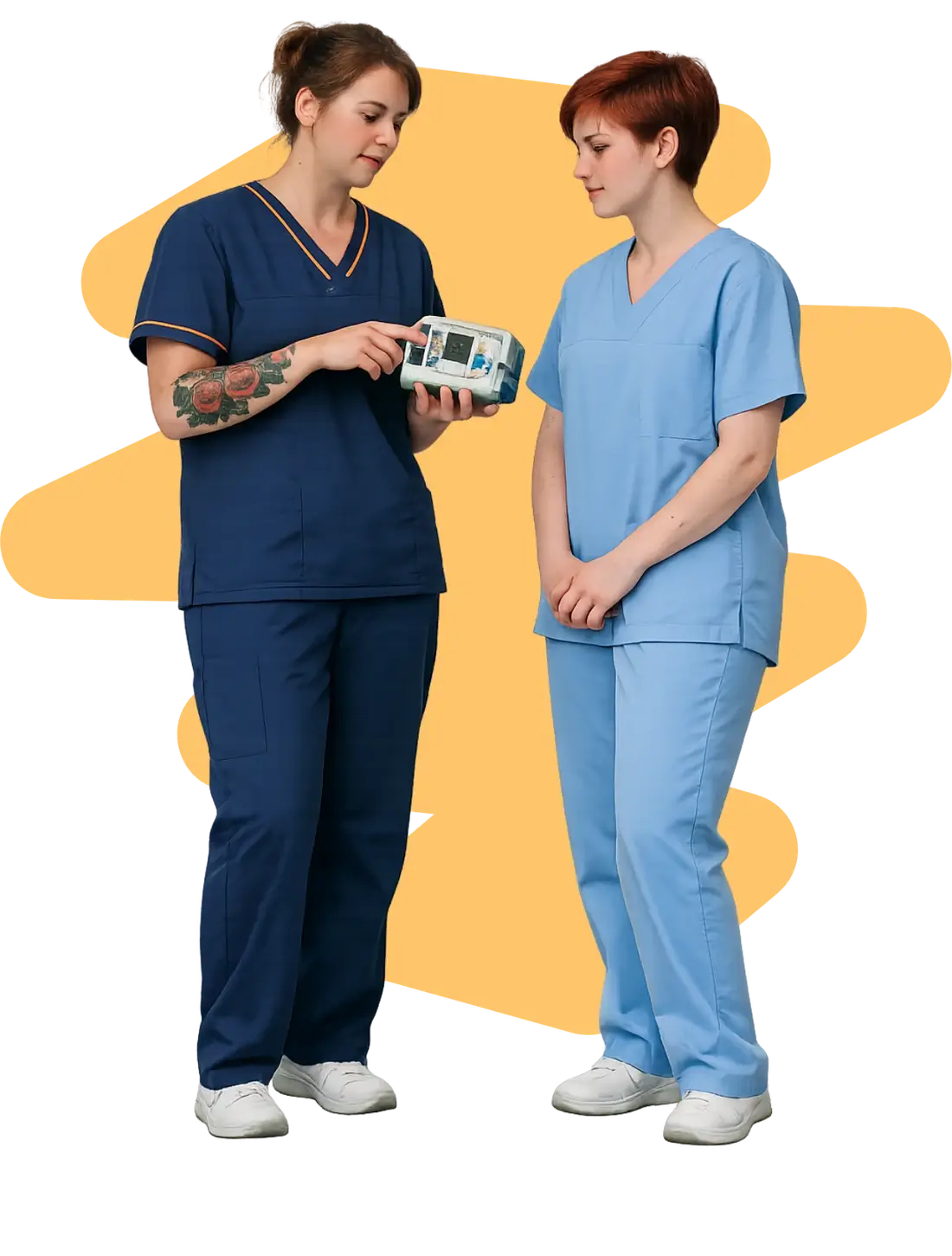 Pflegekraft erklärt einer Auszubildenden eine Infusionspumpe, Freisteller