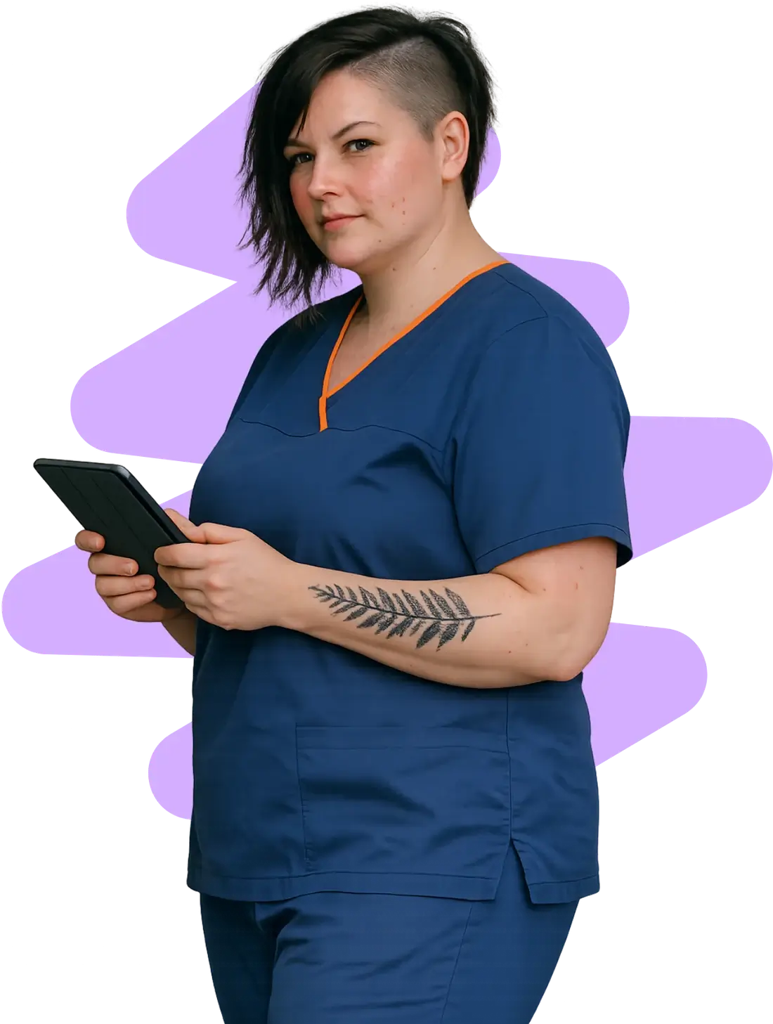 Pflegekraft mit Klemmbrett und Tablet, prüfender Blick, Freisteller